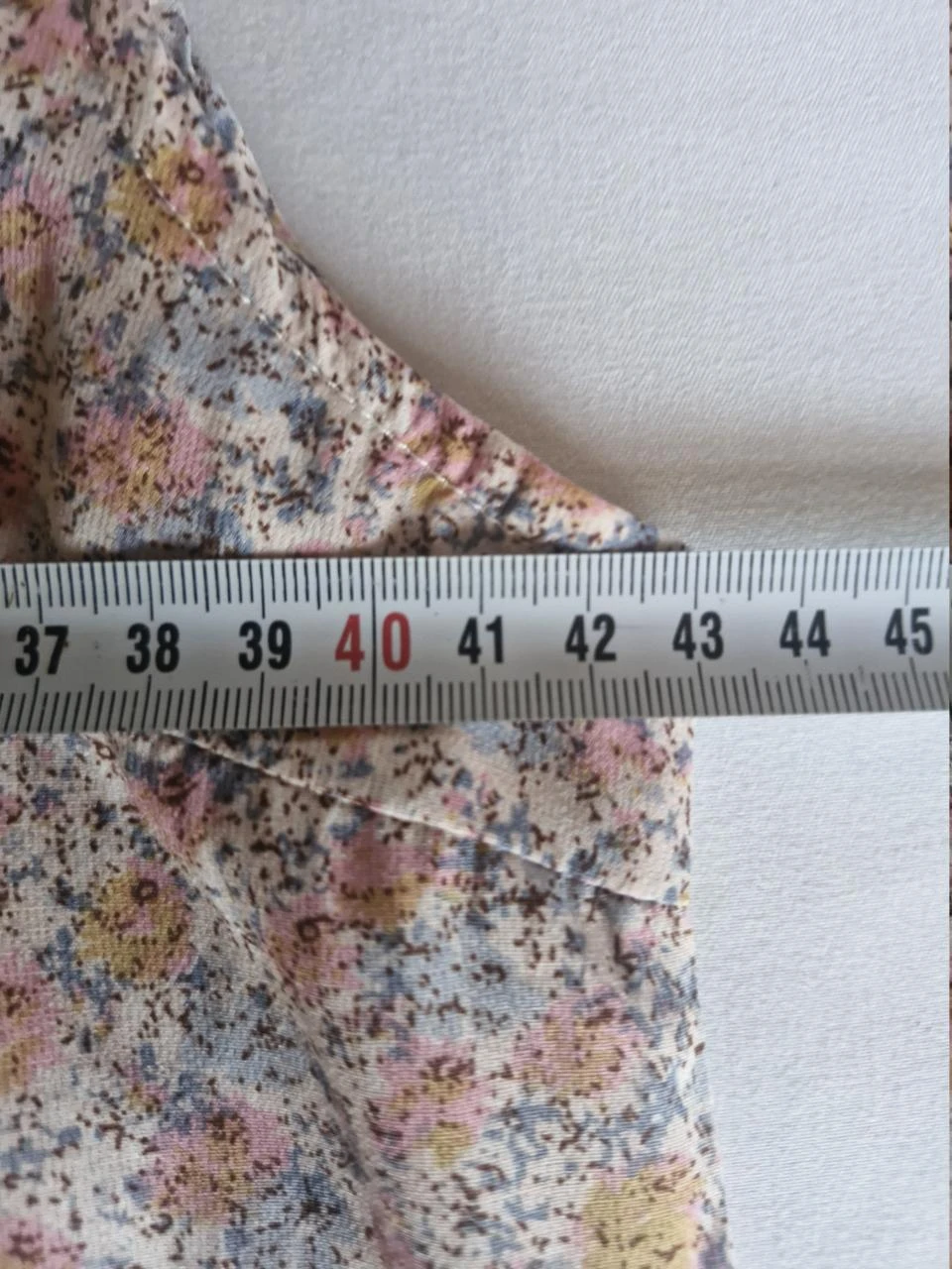 Vrouwelijke top met fluïde bloemen en pofmouwen - Meerkleurig - Maat S – photo 8